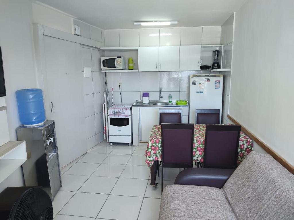累西腓Boa Vista的一间带沙发和冰箱的小厨房