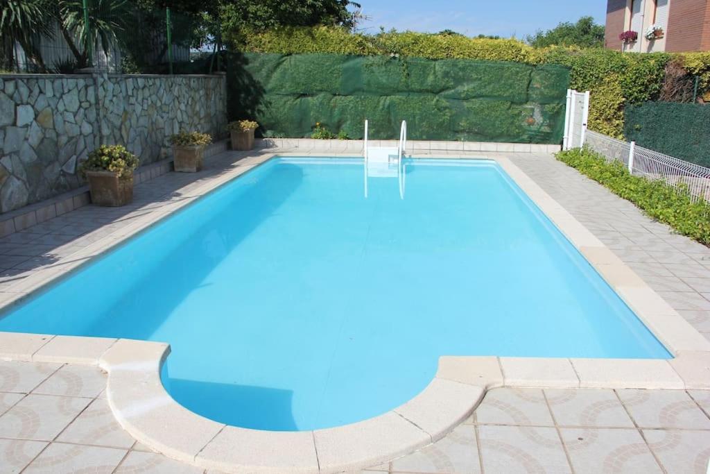 桑提亚纳德玛Villa Marta的庭院里的一个蓝色海水大型游泳池