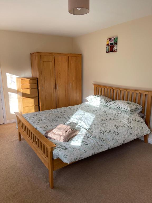 Kirkby in AshfieldSpacious 8 bed house Kirkby in Ashfield Nottingham的一间卧室配有一张木架大床