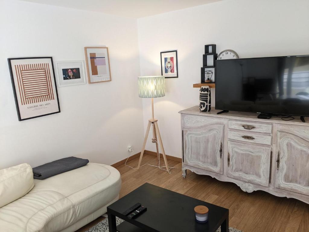 基扬古尔Appartement SQY的客厅配有白色沙发和平面电视。