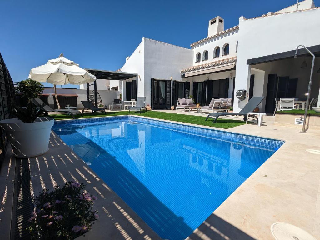 Lo MendigoVilla Vinka - El Valle Golf Resort的一座房子后院的游泳池