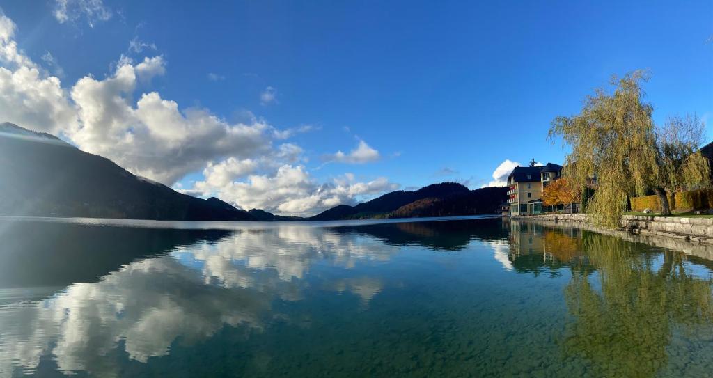 湖滨福煦西罗斯酒店的享有湖景和山景。