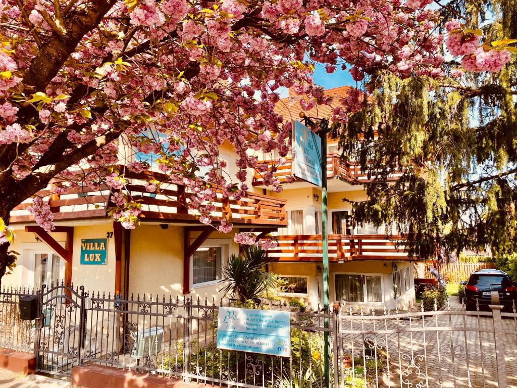 赫维兹力士旅馆的一座建筑物前有粉红色花的树