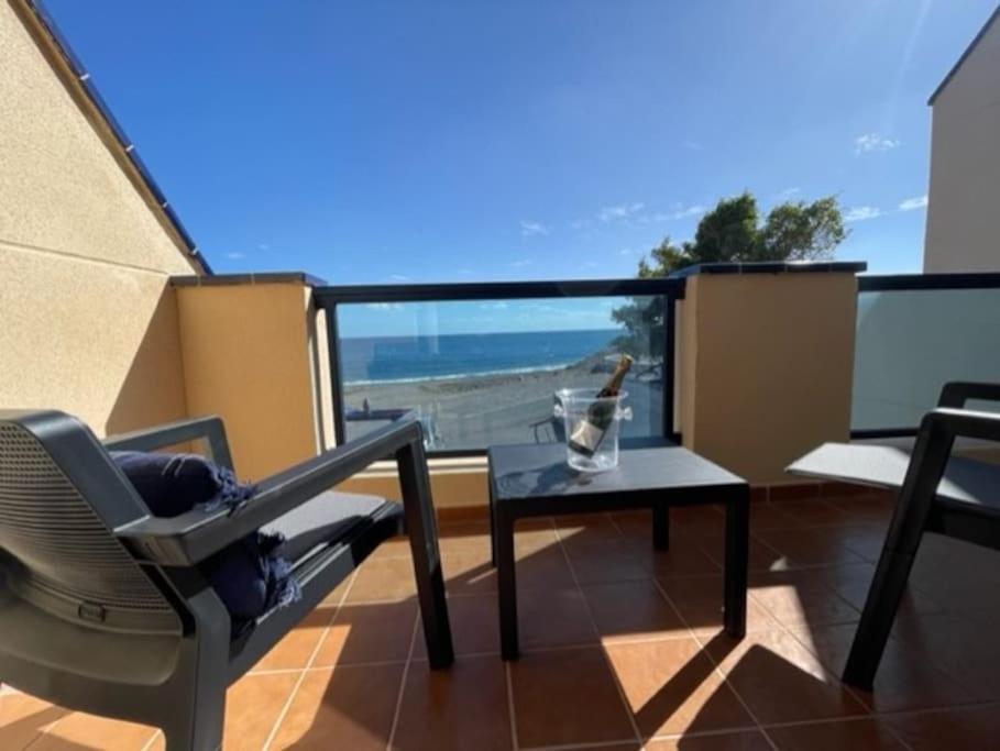 LajitaLa Lajita vista mar的阳台配有桌椅,享有海景。