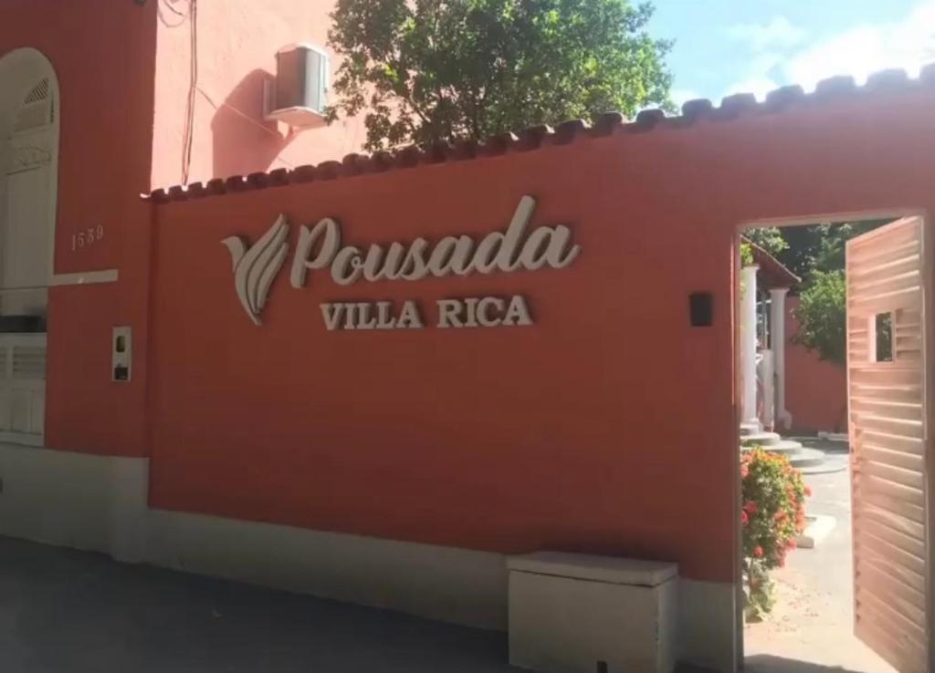 卡罗莱纳Pousada Villa Rica的建筑物一侧的标志