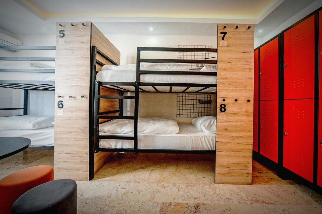 伊斯坦布尔Manu Startup House的客房设有两张双层床和红色橱柜。