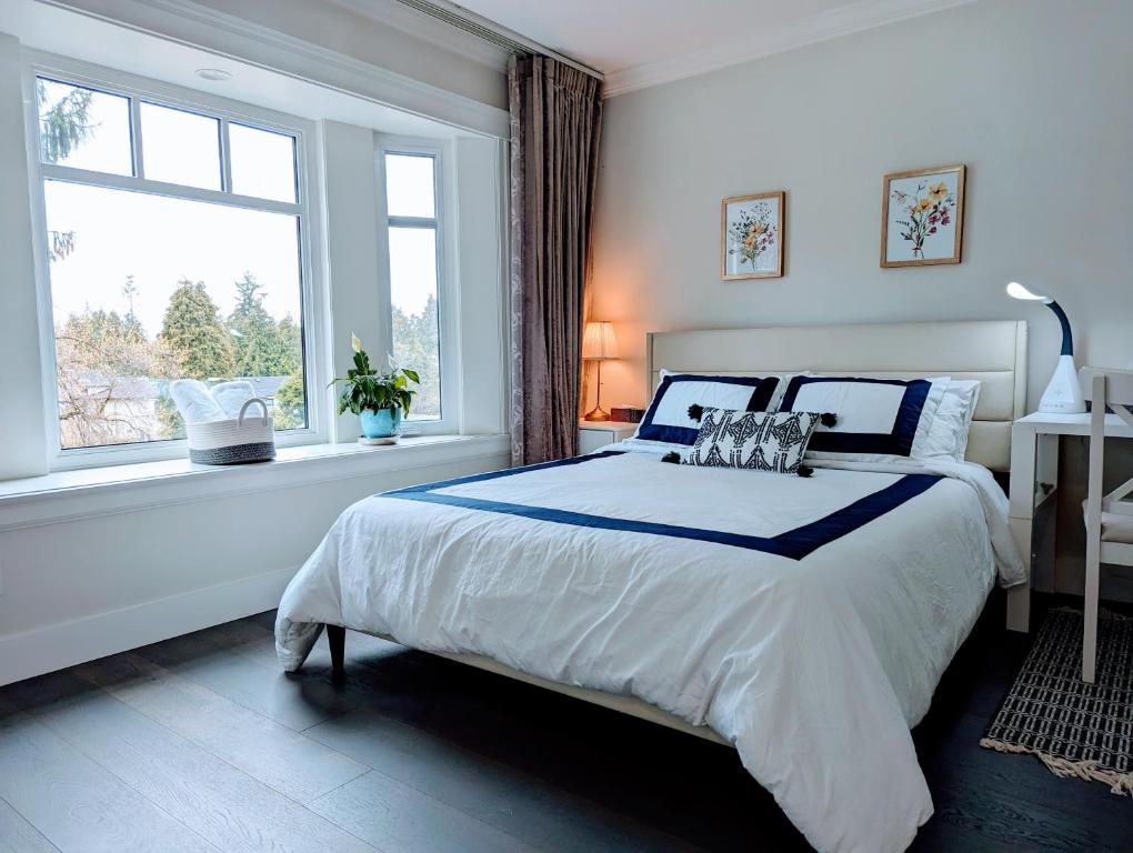 温哥华Nice home away at Vancouver near YVR的一间卧室设有一张大床和一个窗户。