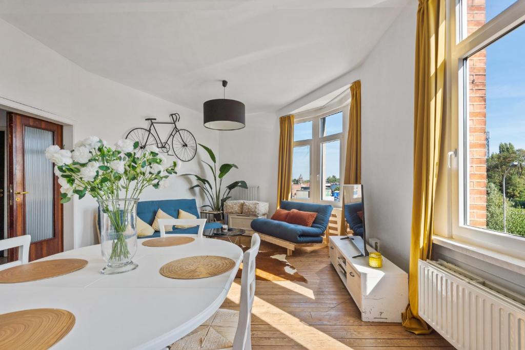 安特卫普Cozy Antwerp - Sunny Zurenborg的客厅配有白色的桌子和椅子