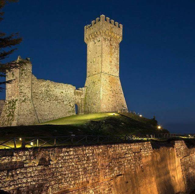 拉迪科法尼Casetta di Ghino的城堡塔在晚上的墙上