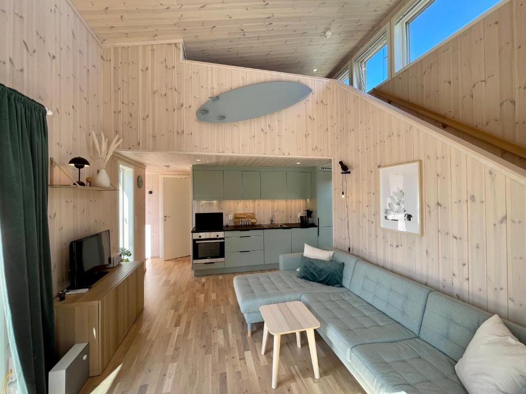 KleppFresh hytte ved Borestranden med to soverom og hems的客厅配有蓝色的沙发和电视