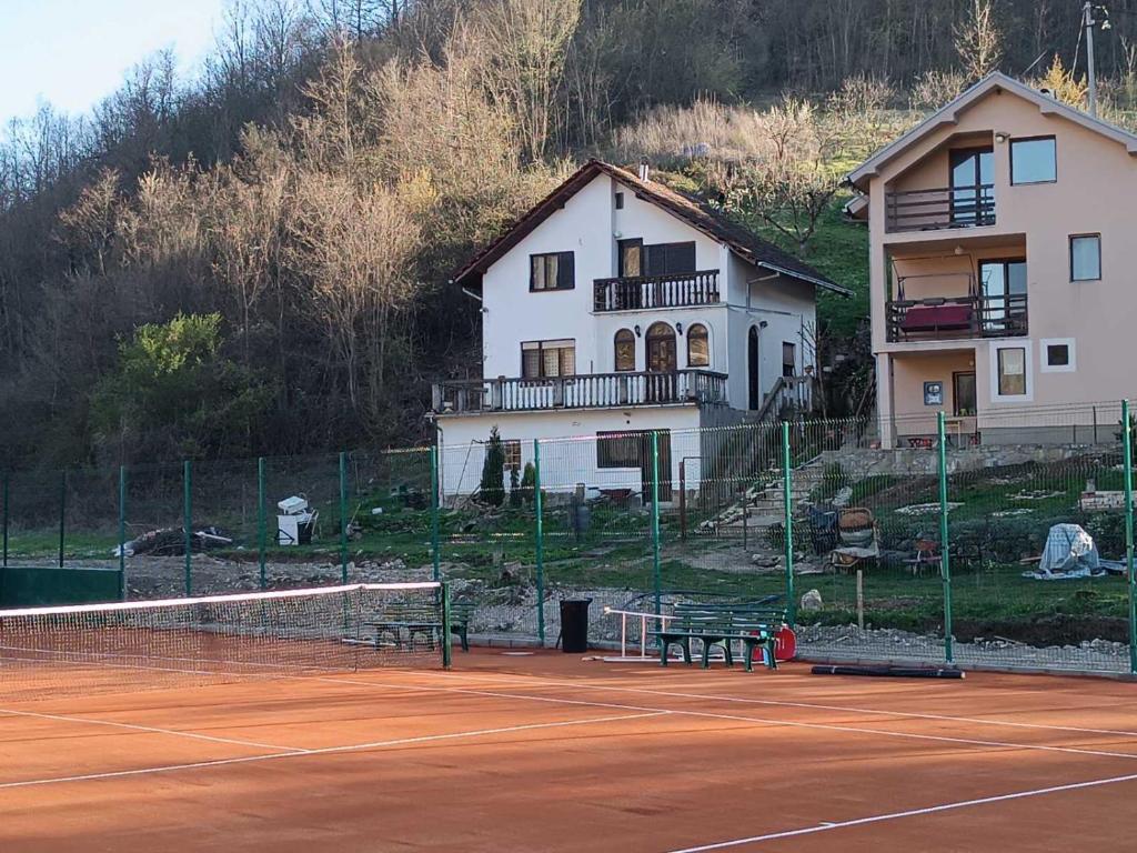 KuršumlijaKuršumlijska banja apartman的房屋前的网球场