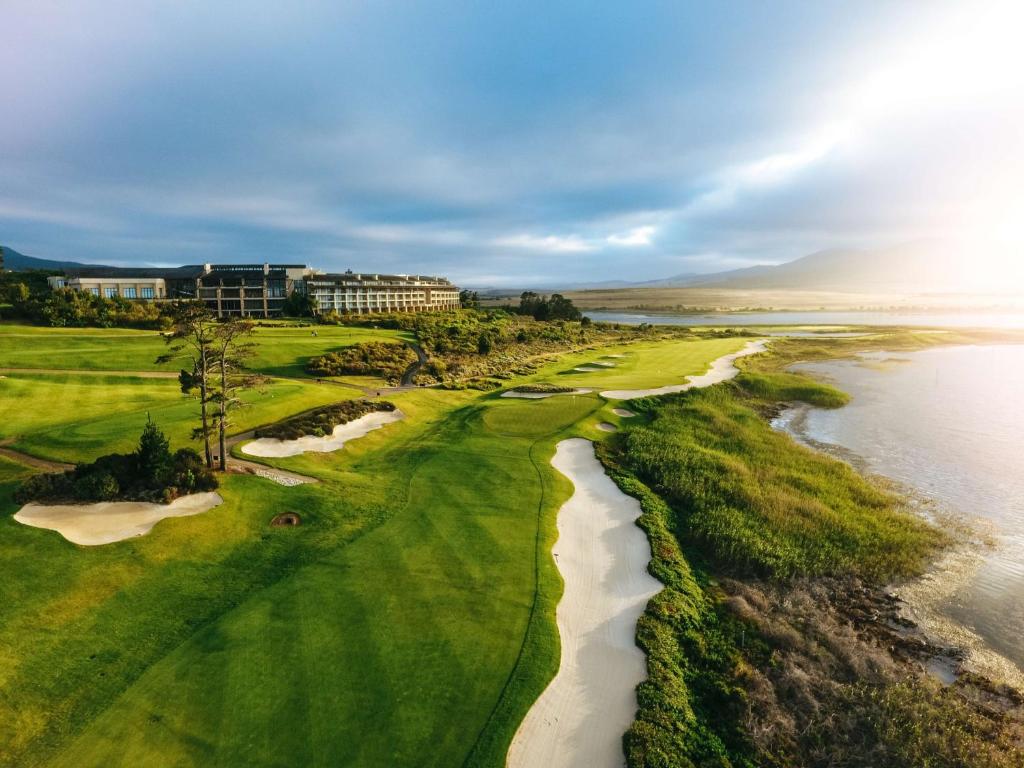 克莱因蒙德Arabella Hotel, Golf and Spa的享有毗邻大海的高尔夫球场的空中景致
