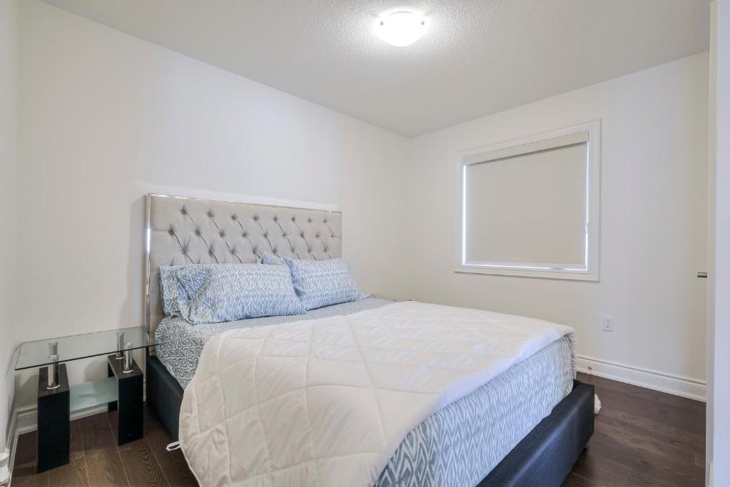 BradfordRelax, Refresh and Recharge Peaceful Space的一间卧室设有一张大床和一个窗户。