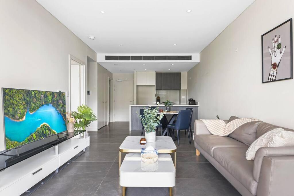 悉尼Resort Style Living One bedroom Apt Olympic Park的客厅配有沙发和桌子