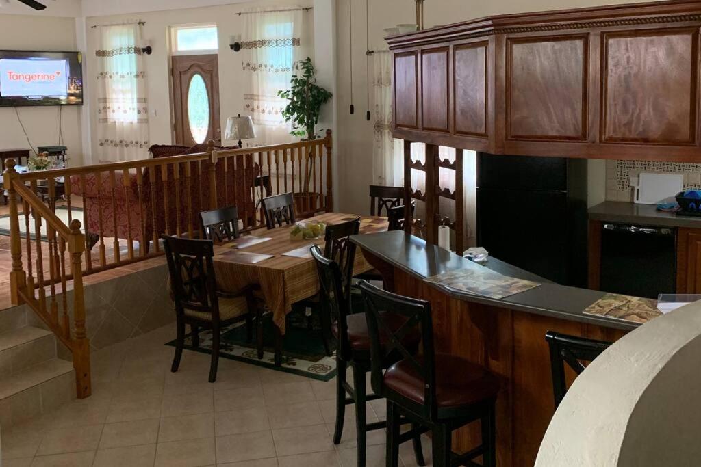 罗索The Seclusive Mansion的一间带桌子和椅子的用餐室