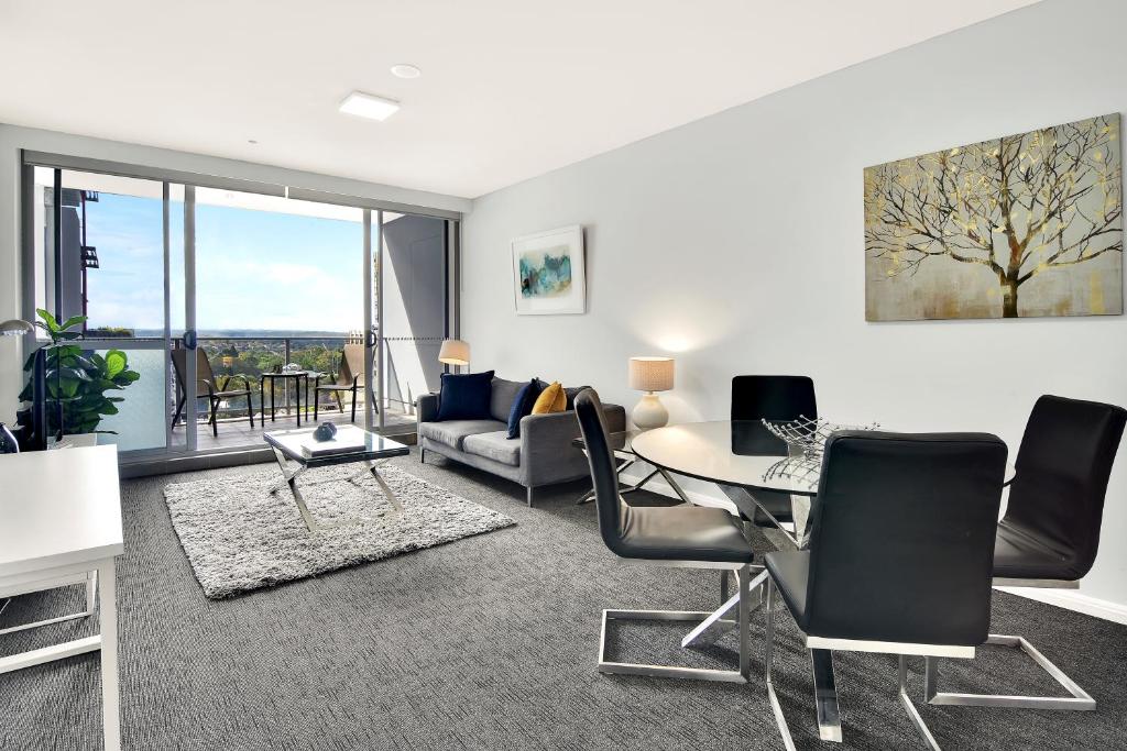 悉尼North Sydney Large Two Bedroom MIL2302的客厅配有桌椅