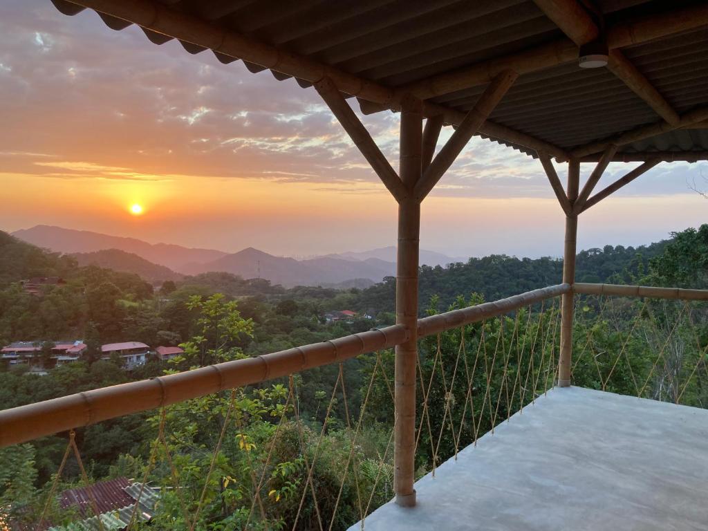 米卡Hostal Vista Verde Minca的从阳台欣赏日落美景