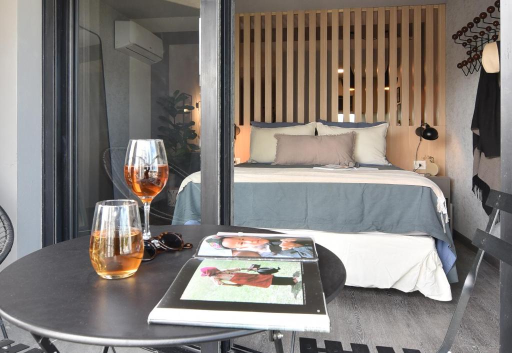蒙得维的亚Moderno apartamento en Punta Carretas的一间卧室配有一张床和一张带酒杯的桌子