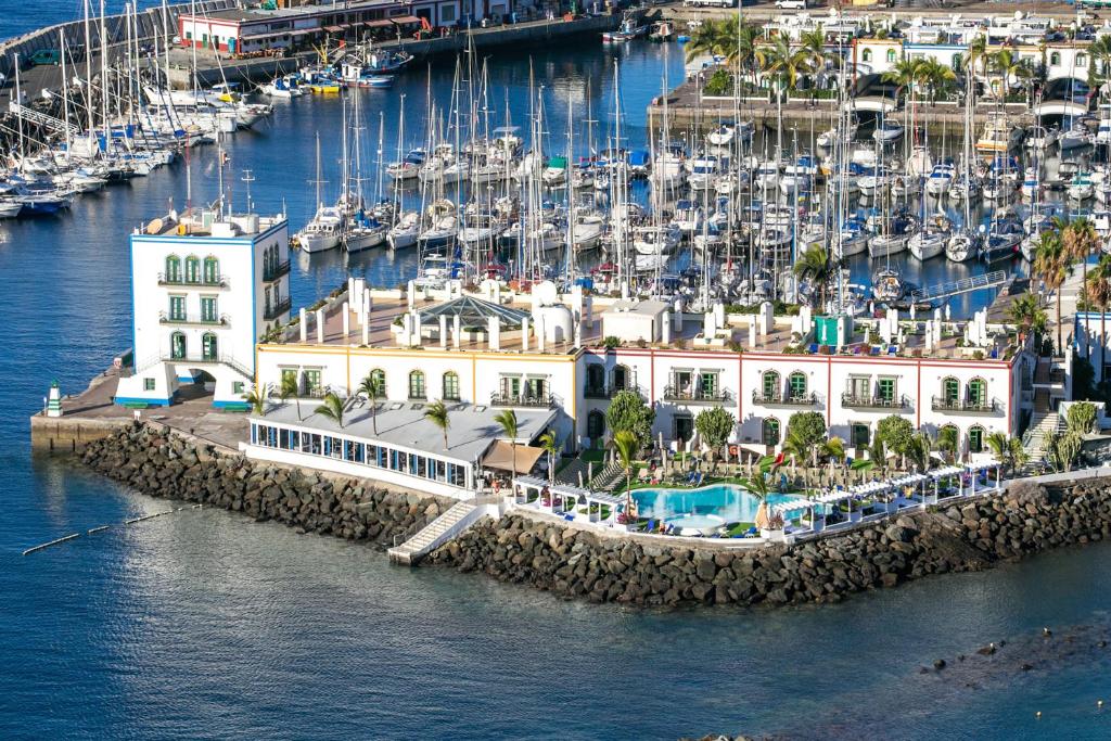 莫甘海滩Hotel LIVVO Puerto de Mogán的享有码头的空中景致,设有船只
