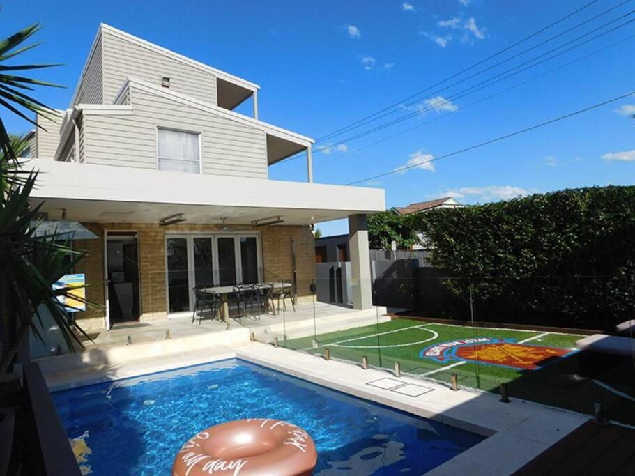 悉尼Clovelly Beach House with Pool的房屋前有游泳池的房子