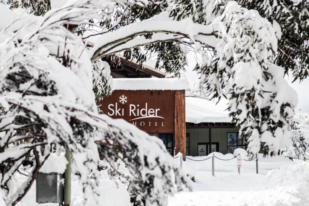 佩里舍峡谷滑雪骑士酒店的雪中滑雪脊的标志