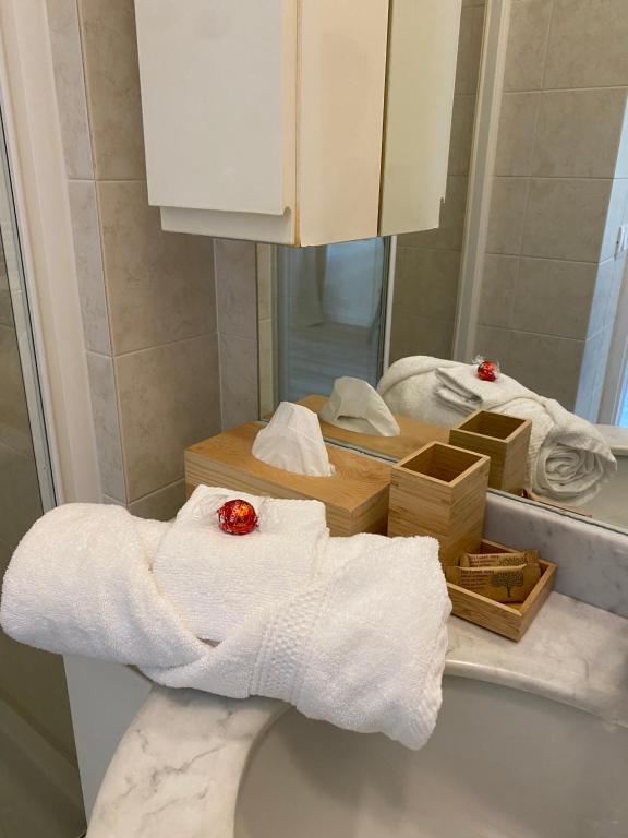 拉帕洛Casa nel Golfo - free parking的浴室设有毛巾、水槽和镜子