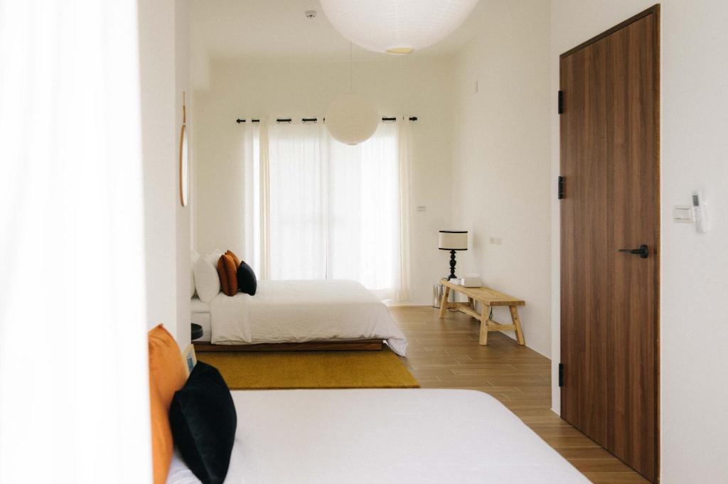 宜兰市無處 Nowhere Retreat 獨棟空間的一间卧室设有一张床和一个大窗户