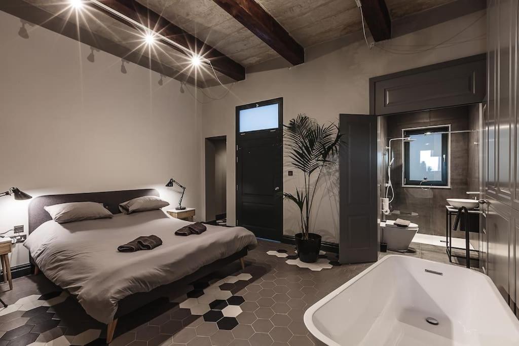 拉巴特Rabat l.o. MDINA-Designer House THE BEDROOM-TUB的一间卧室配有一张床和浴缸
