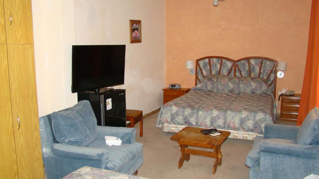 杜拉斯诺杜拉诺酒店的酒店客房,配有一张床和两把椅子