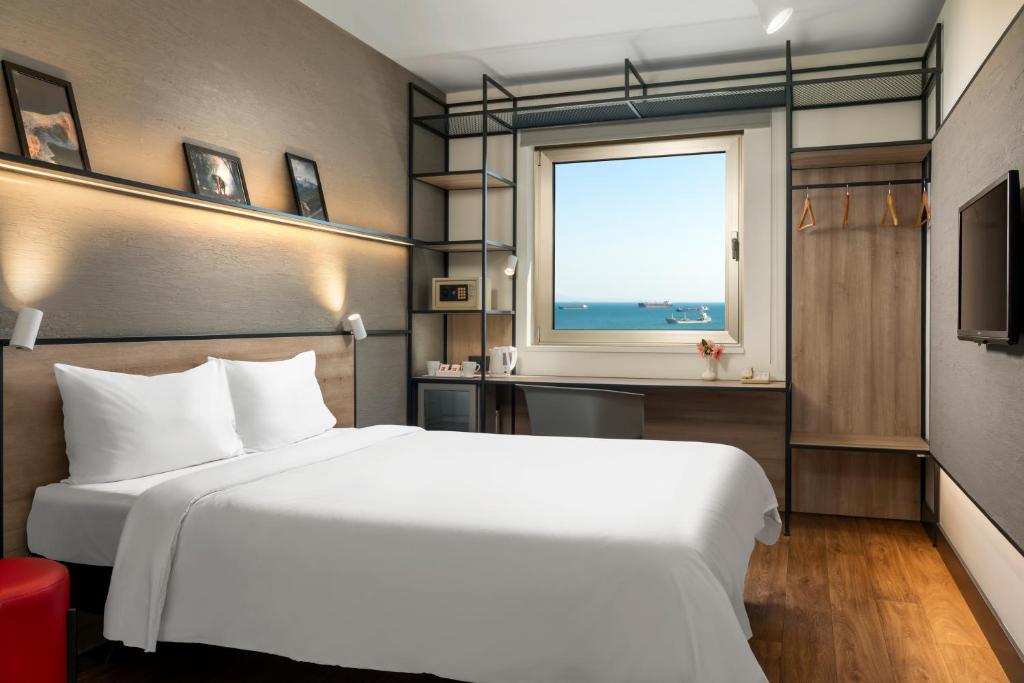 伊斯坦布尔伊斯坦布尔宰廷布尔努宜必思酒店的卧室设有一张白色大床和一扇窗户。