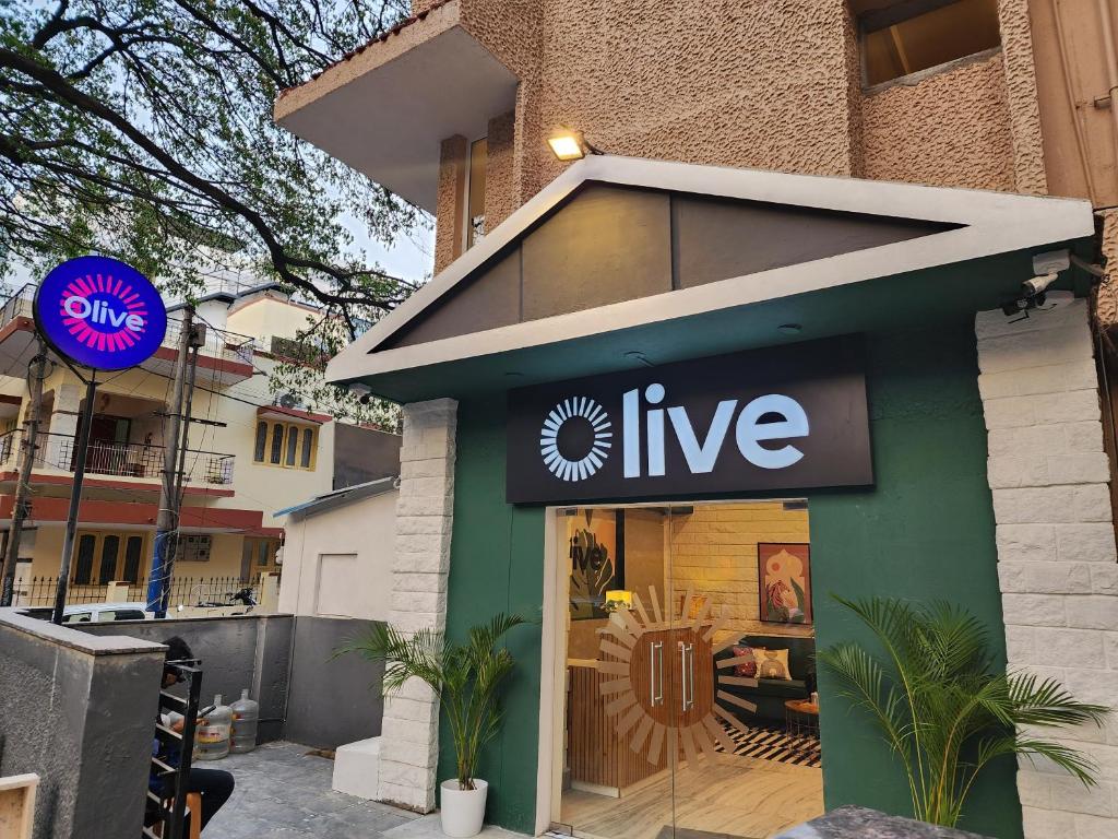 班加罗尔Olive Indiranagar Metro - by Embassy Group的前面有现场标志的商店