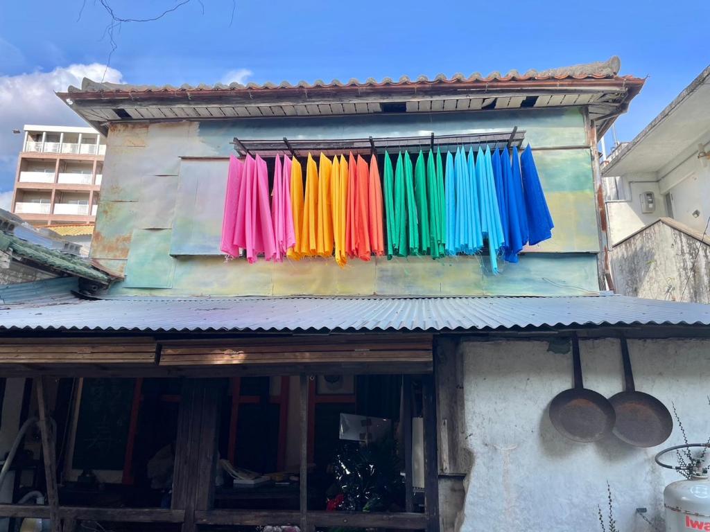 那霸月光荘沖縄的挂在建筑物上的一组彩色雨伞