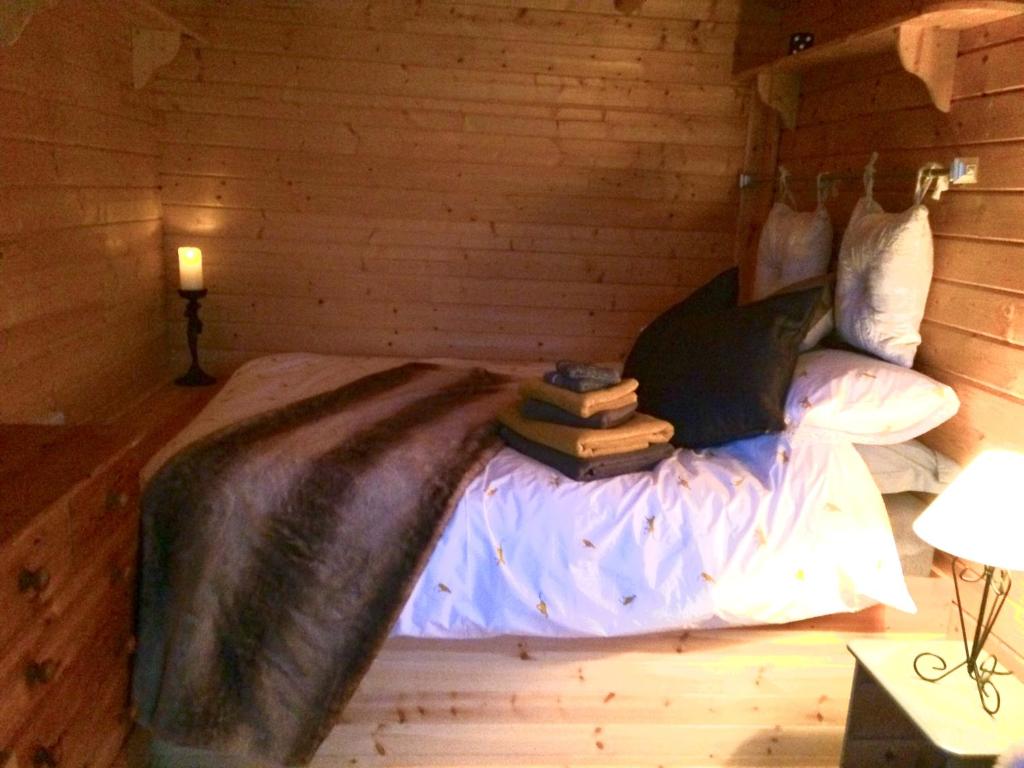 KirdfordWoodman's Rest的一间卧室配有一张带书籍的床