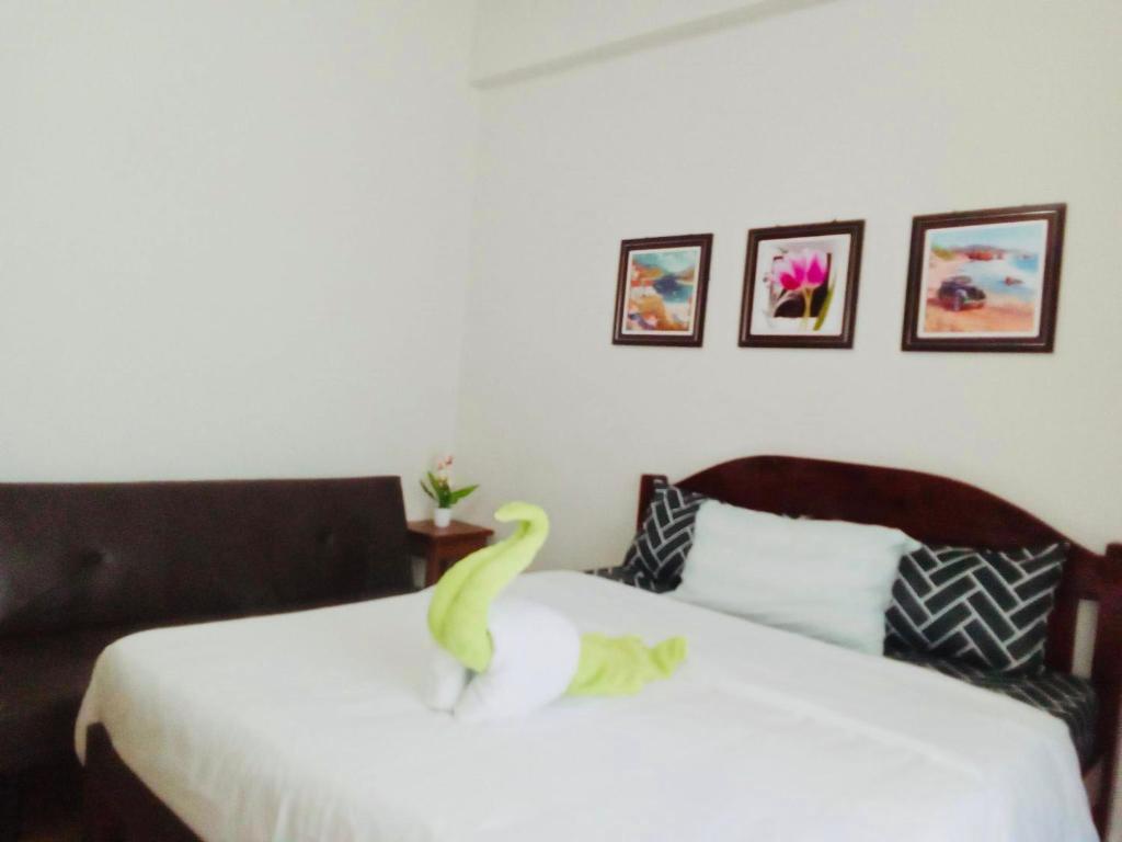 Amani Grand Residence near Mactan Cebu Intl Airport客房内的一张或多张床位