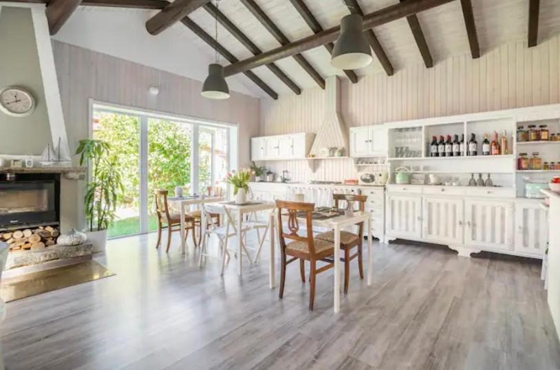 克雷米亚B&B La Dolce Casa Lago di Como的厨房以及带桌椅的用餐室。