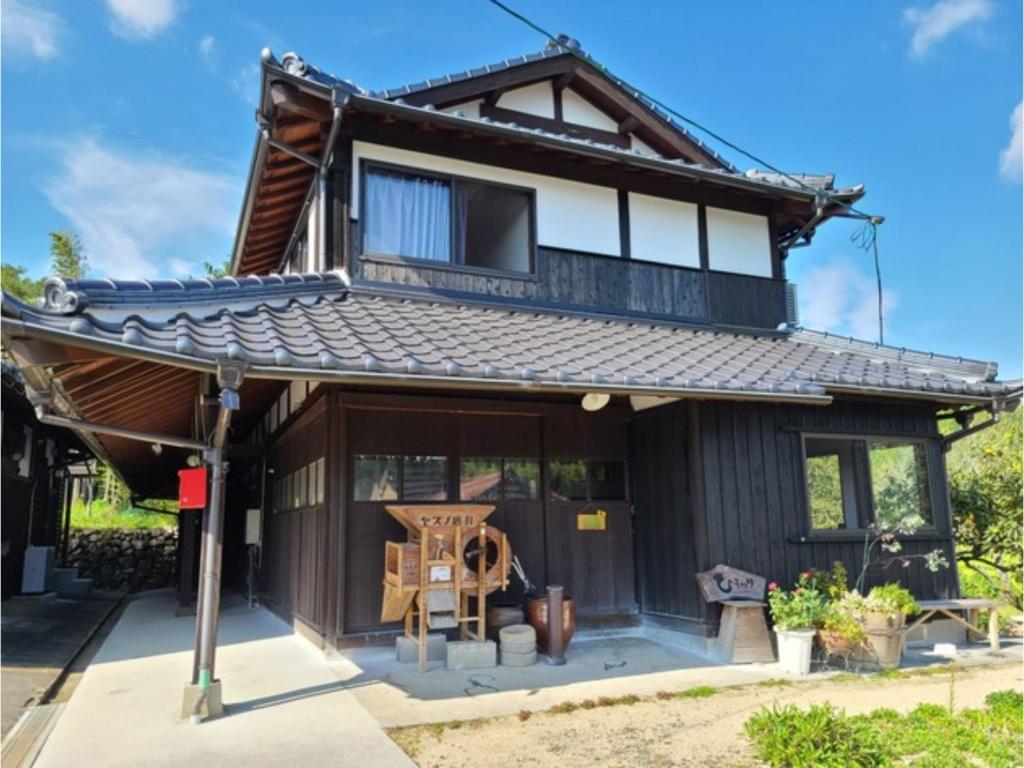 美祢Guest House Himawari - Vacation STAY 31402的一间设有大窗户的日式房屋