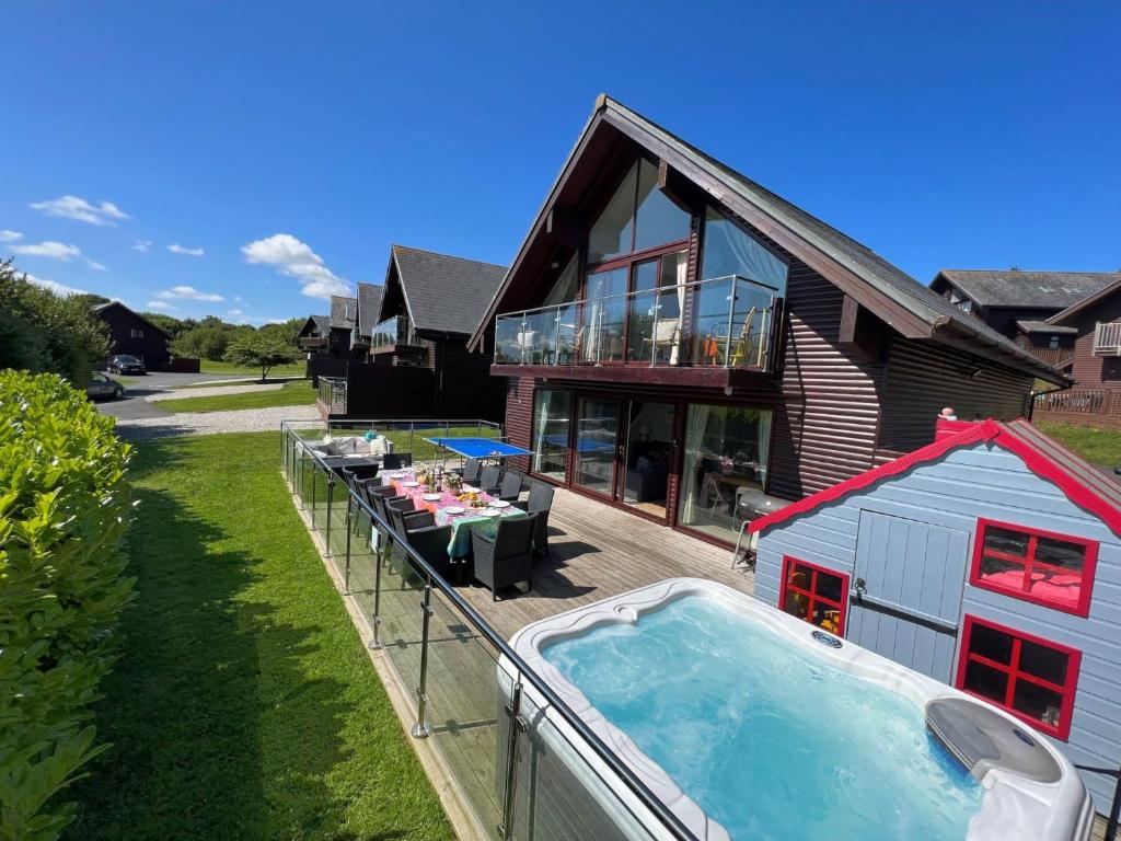 大圣科勒姆Lodge 27, Retallack Resort & Spa的房屋旁带游泳池的房子