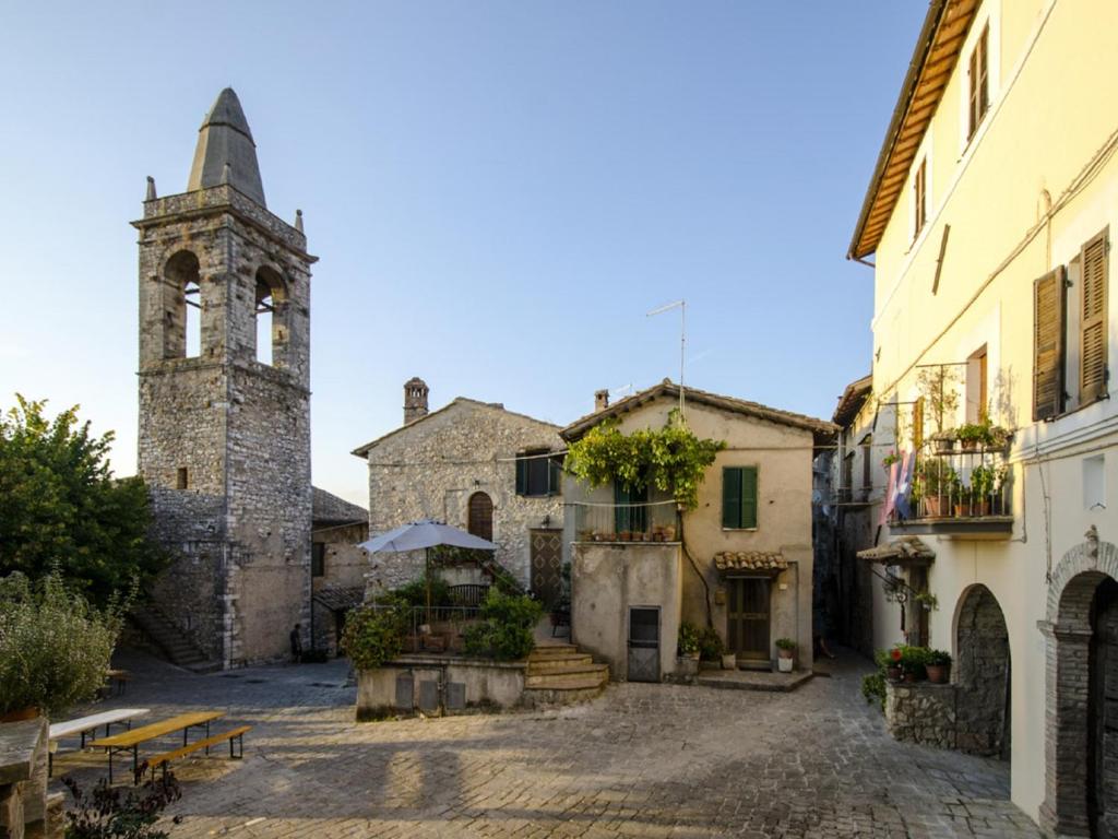 StronconeCasa Della Torre In Borgo Medievale的村里一条带教堂的小巷