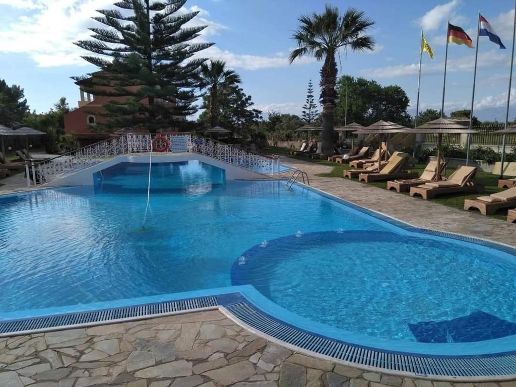 阿尔米罗斯海滩Hellens Village的度假村内的大型蓝色海水游泳池