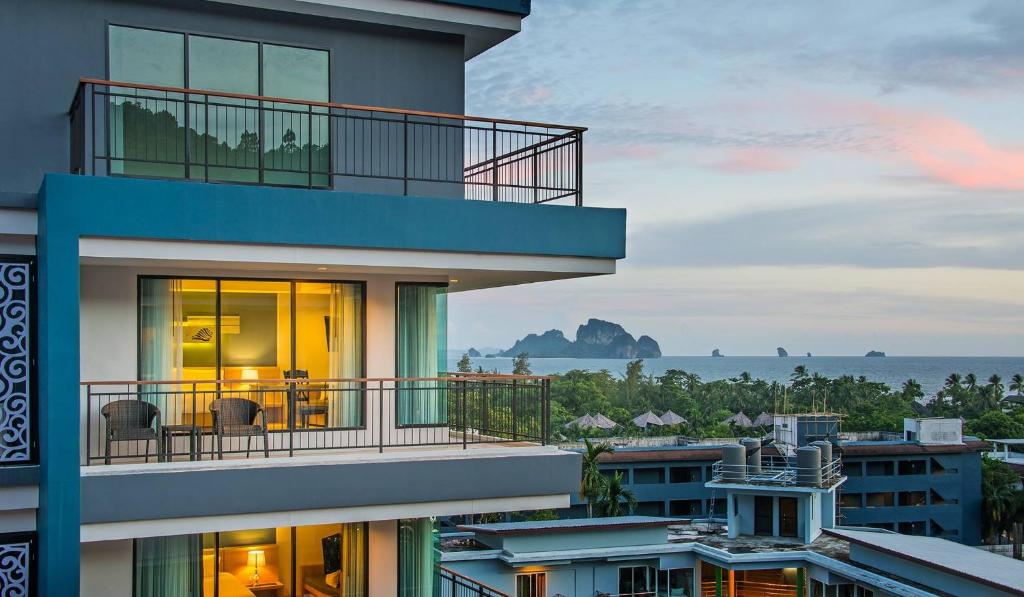 奥南海滩AVA SEA Resort Krabi, Ao Nang Beach的带阳台的海景建筑