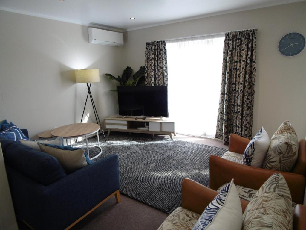 坎布里奇Cambridge Bed & Breakfast的带沙发和电视的客厅