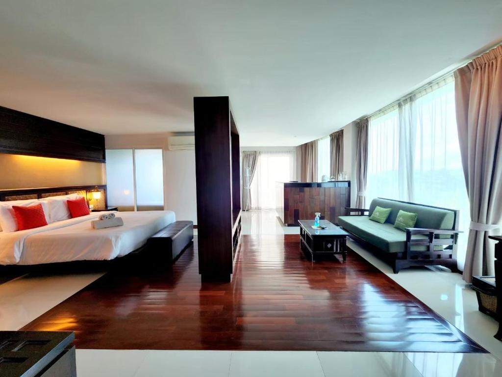 清迈北风酒店的酒店客房,配有床和沙发