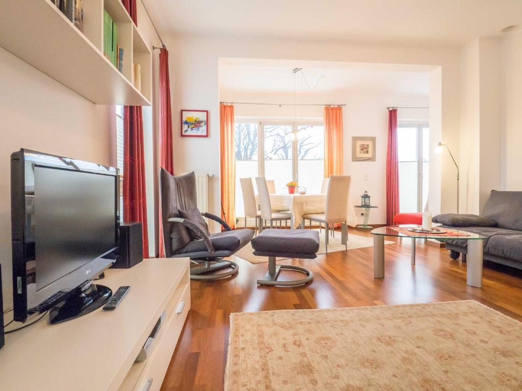 萨斯尼茨Appartementhaus Sonnenbad - Luxuspenthouse App. 11的客厅配有大屏幕平面电视