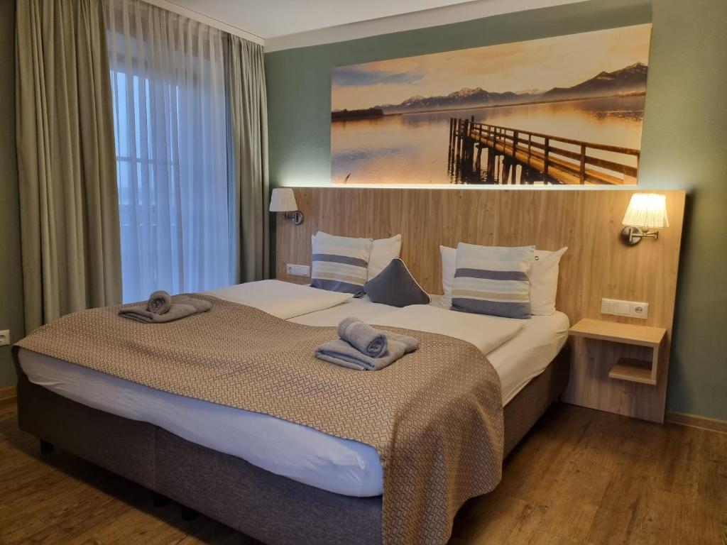 格拉本斯塔特奇慕斯非切酒店的酒店客房,配有带毛巾的床