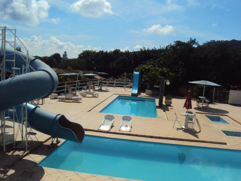塞拉内格拉西提欧博姆芬旅馆的一个带水滑梯的大型游泳池