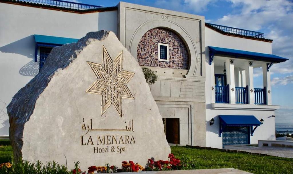 西迪·布·赛义德La Menara Hotel & SPA的房屋前有标志的建筑物