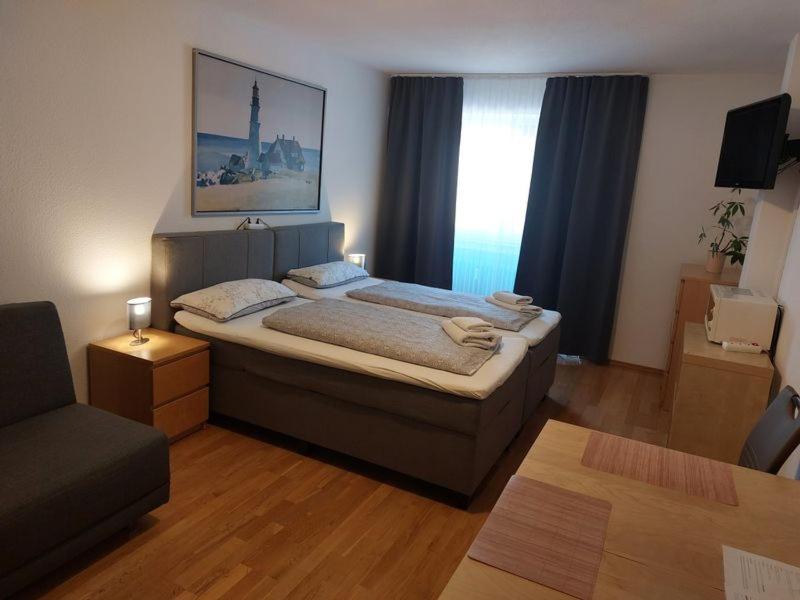 杜塞尔多夫加斯塔贝公寓的一间卧室设有一张大床和一个窗户。