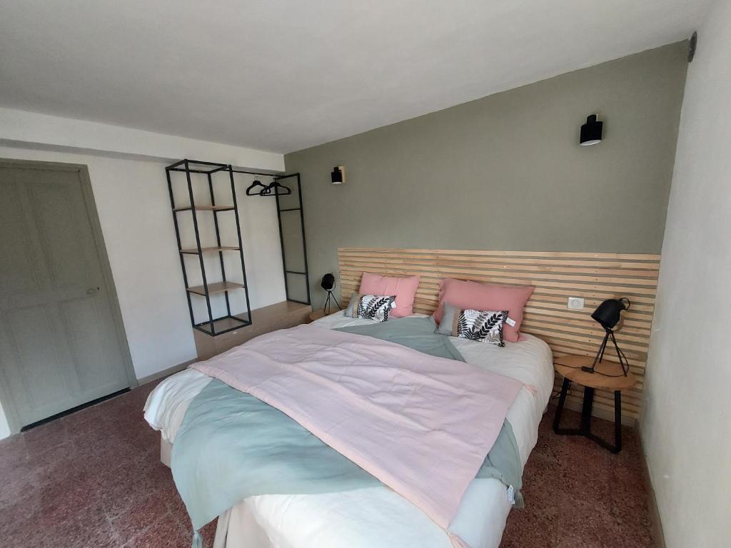 锡亚涅河畔圣塞宰尔Les Pierres de Cézaire的卧室配有一张带粉红色枕头的大床