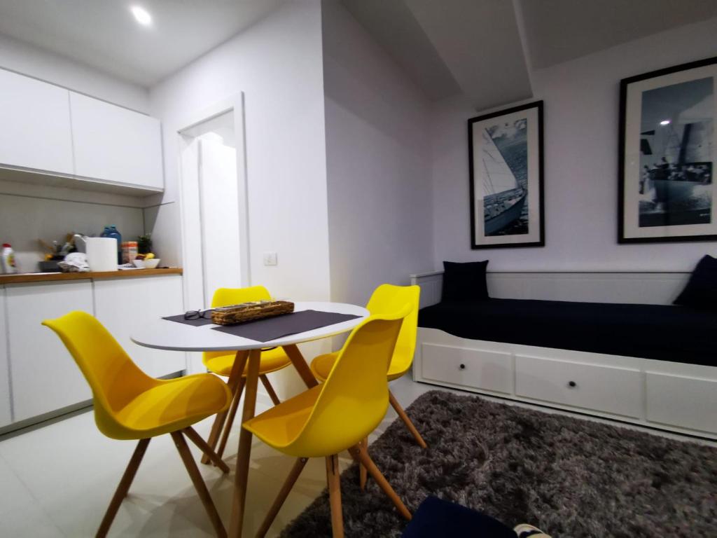 朱庇特Oxygen studio的一间设有黄色椅子、桌子和床的房间