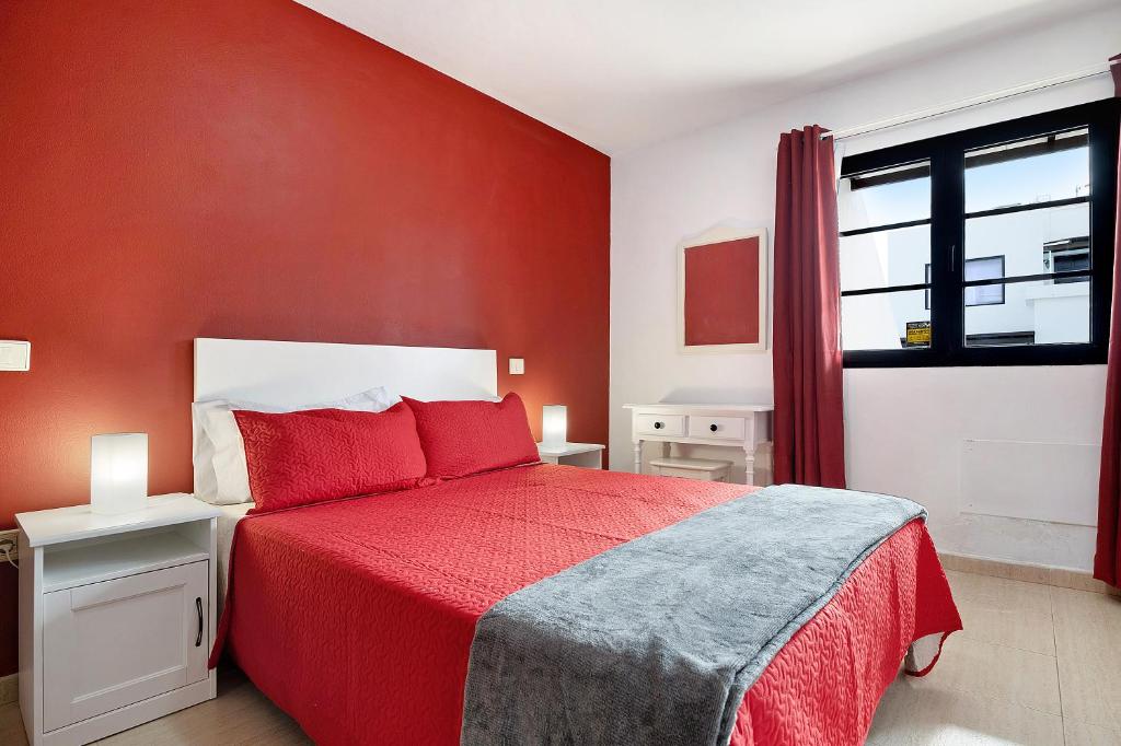 宏达海滩Casa Candido 2的红色的卧室,配有一张红色墙壁的床